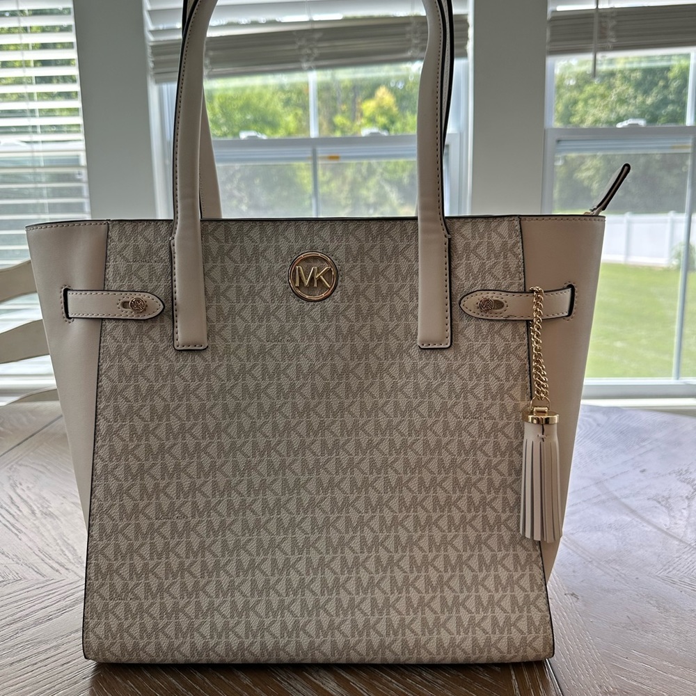 NWT Michael Kors.  Carmen Lt Cream Large Tote